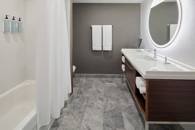 استوديو ديلوكس بسرير كينج مع أريكة، Courtyard Montreal Laval 3/3