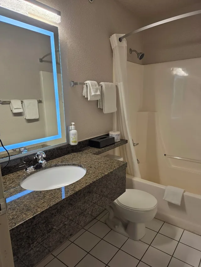 غرفة قياسية بسرير كوين، Super 8 by Wyndham Swift Current 3/4