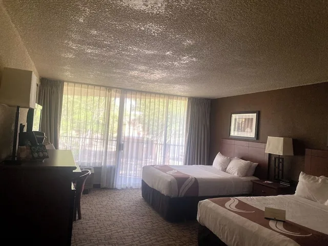 غرفة ديلوكس بسريرين كوين بإطلالة على الجبل بشرفة، Scenic View Inn - Lake Powell - Page AZ 3/3