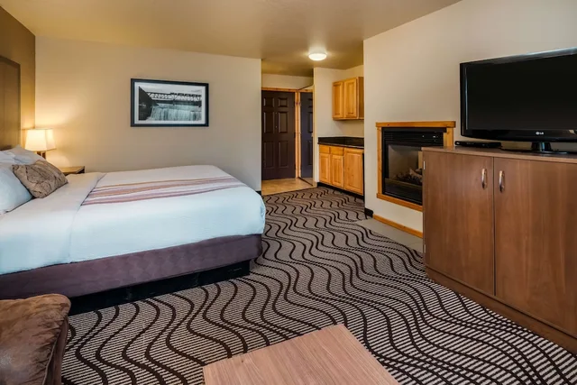 Standard, King Bed, Jetted Tub, Best Western Plus Riverfront Hotel And Suites 1/10