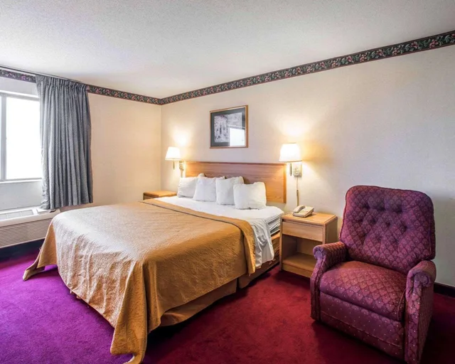 غرفة بسرير كينج، Quality Inn & Suites Caseyville - St. Louis 4/8