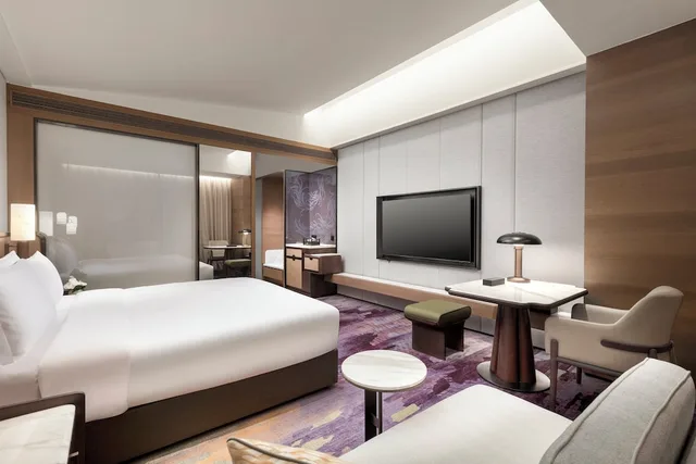 غرفة قياسية بسرير كينج مع دخول الصالة، Hualuxe Xianyang By Ihg 3/5