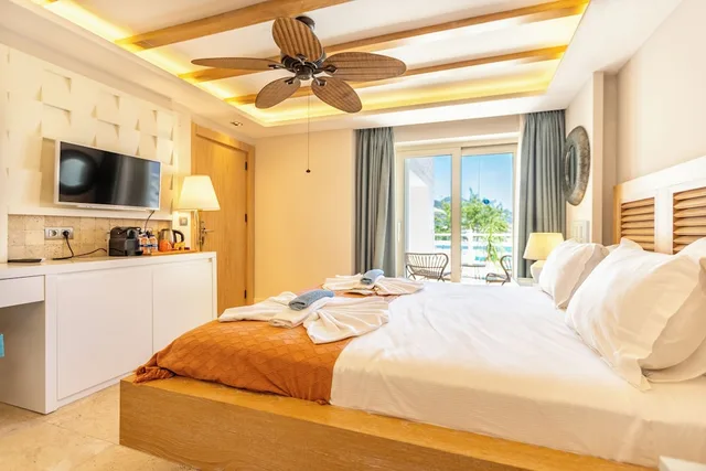 غرفة كومفورت بسرير كوين بإطلالة على البحر، Kalkan Saray Suites Hotel 2/10