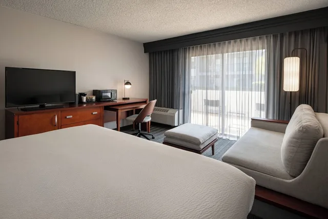 غرفة بسرير كينج مع أريكة لذوي الإعاقة، Courtyard By Marriott Fresno 2/6