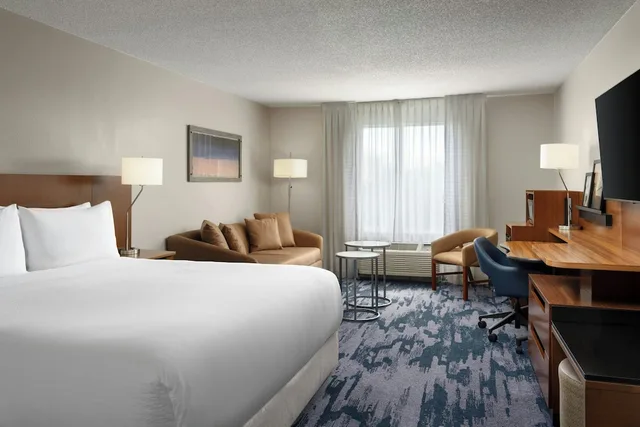 غرفة بسرير كينج مع أريكة لذوي الإعاقة، Fairfield Inn By Marriott Orlando Airport 1/5