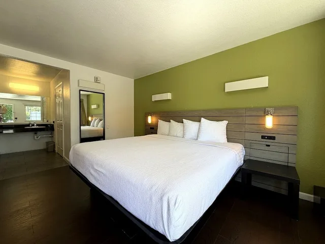 غرفة سيغنتشر بسرير كينج لذوي الإعاقة، Motel 6 Monterey Downtown 4/10
