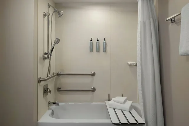 غرفة بسرير كينج، Courtyard by Marriott Richmond Chester 8/10