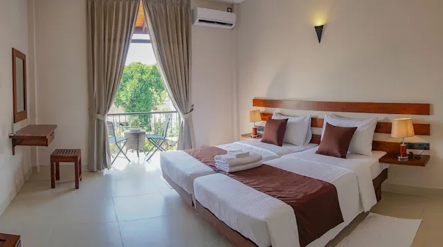 غرفة ديلوكس بسريرين منفصلين بإطلالة على القناة، Hive 68 - Hotel And Resorts Negombo 1/6
