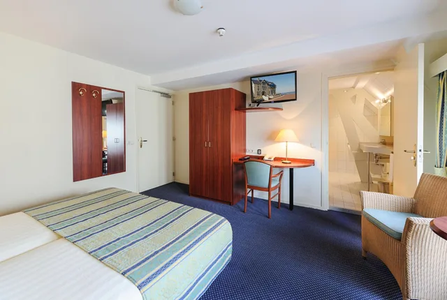Superior, Twin Beds, Lateral Side Sea View, Boulevard Hotel Scheveningen 2/4