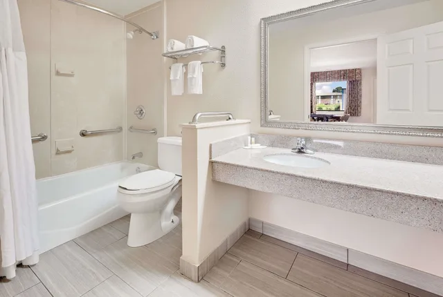 غرفة بسرير كينج لذوي الإعاقة، Days Inn by Wyndham Paris 5/5