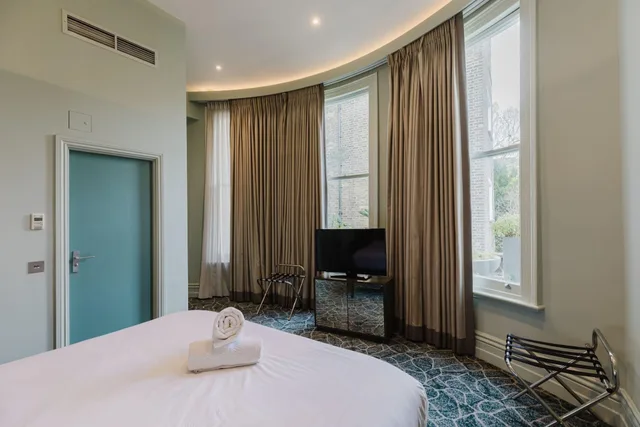 جناح سوبيريور، Signature Townhouse Hyde Park 1/10