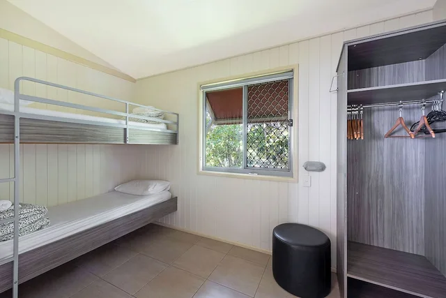كابينة ديلوكس بسرير كوين وسرير فردي وسرير بطابقين يُسمح فيها بالحيوانات الأليفة، Reflections Holiday Parks Nambucca Heads 8/8