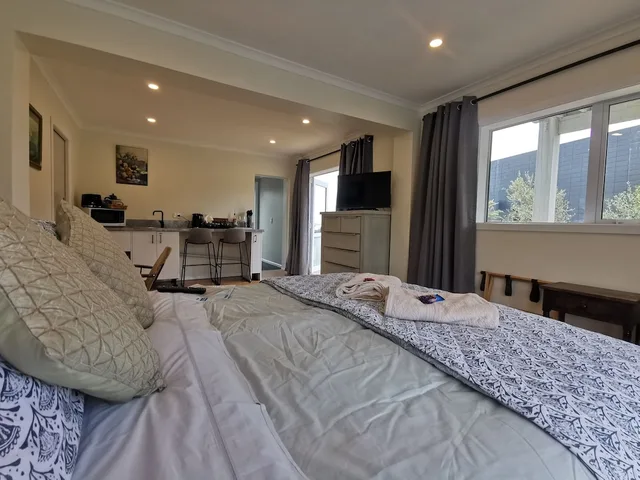 غرفة بريميير بسرير كوين بإطلالة على البحيرة مع أريكة، Geyser Lookout BnB 5/10