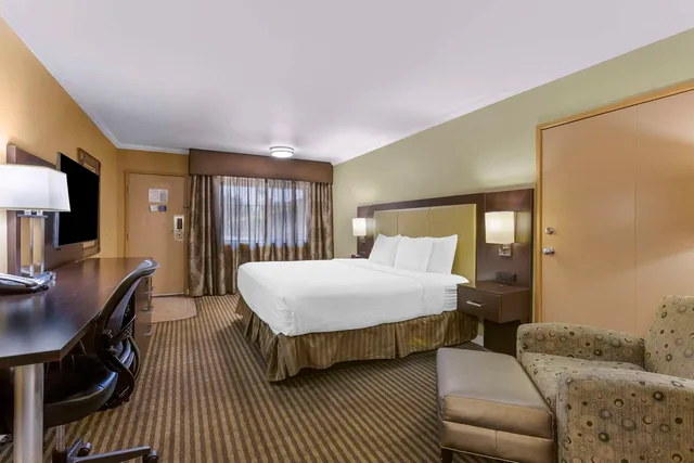 Room, King Bed, Accessible, Royal Sun Inn & Suites 3/4