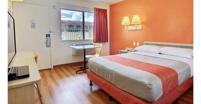 1 Queen Bed - Micfridge، Motel6 Kingsville, TX 2/7