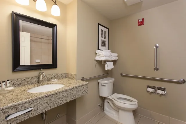 غرفة بسرير كينج لذوي الإعاقة، Country Inn & Suites by Radisson, Buffalo South I-90, NY 2/3