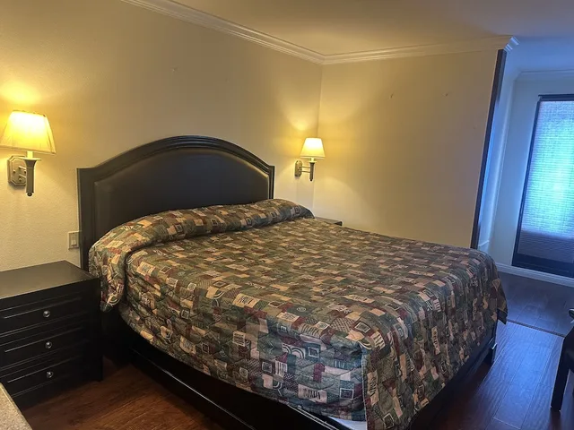 غرفة أساسية بسرير كينج للمدخنين، Palm Inn Riverside 1/8