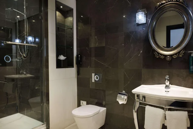 Queen Guest Room W/Balcony، Hilton London Syon Park 4/4