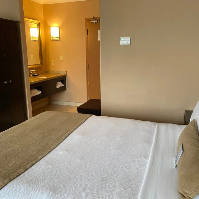 Room, 2 Queen Beds, 1.5 Bathrooms، Inn on Prince Hotel and Conference Centre Truro 4/7