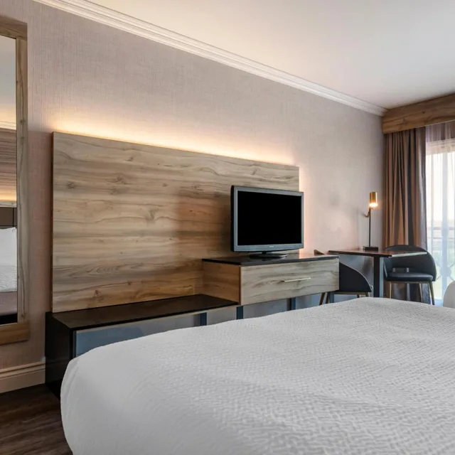 غرفة بسرير كينج وسريرين كوين بحوض استحمام لذوي الإعاقة، Best Western Plus Edmundston Hotel 2/4