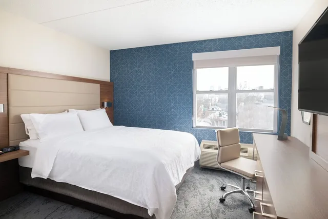 غرفة قياسية بسرير كوين، Holiday Inn Express & Suites Boston - Cambridge 1/3