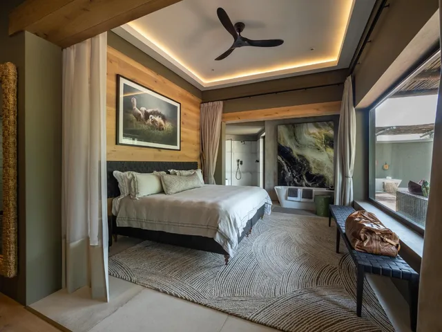 Deluxe, Suite, Lush Private Game Lodge 3/9