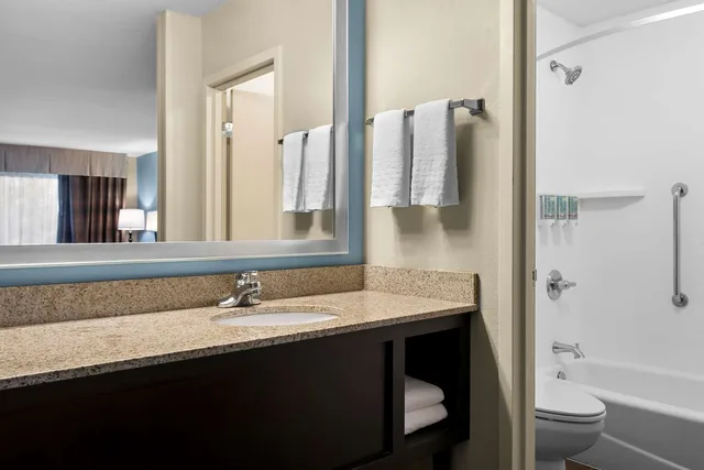 غرفة بسرير كينج بجاكوزي، Best Western Newport Inn 3/4