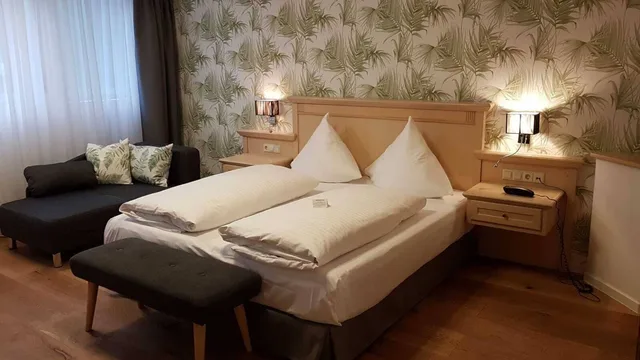 غرفة قياسية ثلاثية بسرير كوين وسرير فردي، HOTEL WÜRTTEMBERGER HOF 2/5