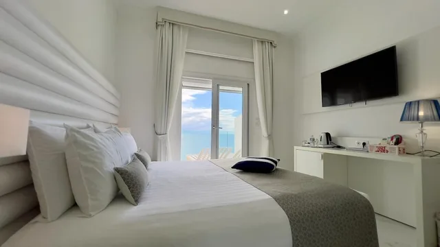 غرفة ديلوكس بسريرين منفصلين، Hotel La Calanque 1/2
