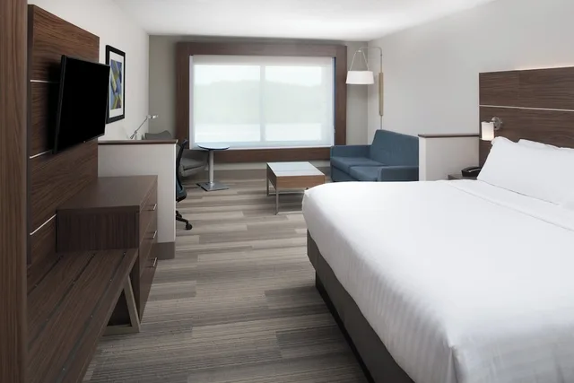 جناح بسرير كينج مع أريكة، Holiday Inn Express Suites Kingdom City 1/3