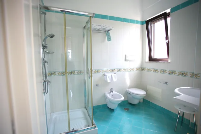 غرفة ثلاثية بسرير كوين بإطلالة على البحر، Hotel La Torre 5/5