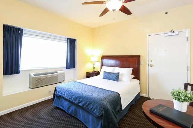 Standard, The Hotel Hollywood - Westsiderentals 1/2