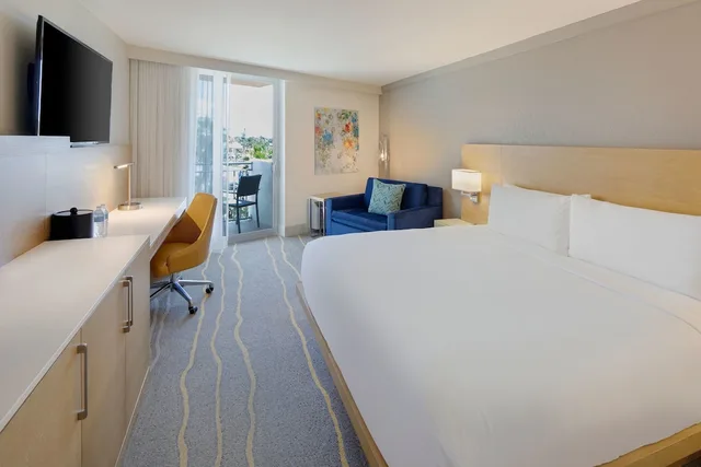 غرفة بسرير كينج بشرفة لذوي الإعاقة، Delta Hotels Daytona Beach Oceanfront 1/5
