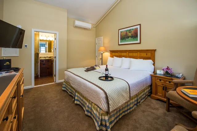 غرفة بسرير كينج، MEADOWMERE RESORT 1/10