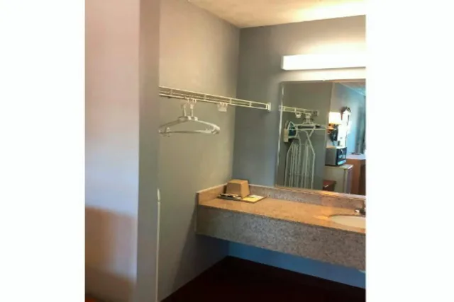 غرفة بسرير كينج بحوض جاكوزي، Hotel Georgia near Fairburn/Atlanta 2/3