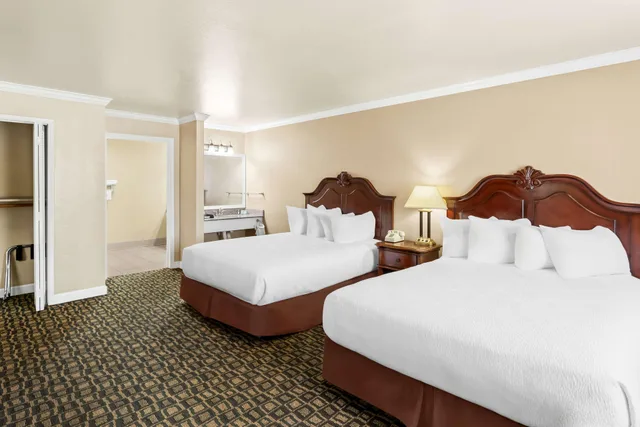 غرفة رباعية بإطلالة، Best Western Miner's Inn 2/3