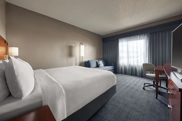 غرفة بسرير كينج مع أريكة، Courtyard By Marriott St. Louis Downtown West 2/3