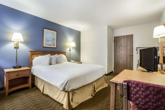 غرفة بسرير كوين، Days Inn by Wyndham Mackinaw City/Bridgeview Area 5/9