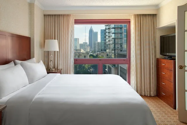 جناح بسرير كينج بغرفة نوم واحدة مع أريكة لذوي الإعاقة، Atlanta Marriott Suites Midtown 1/3