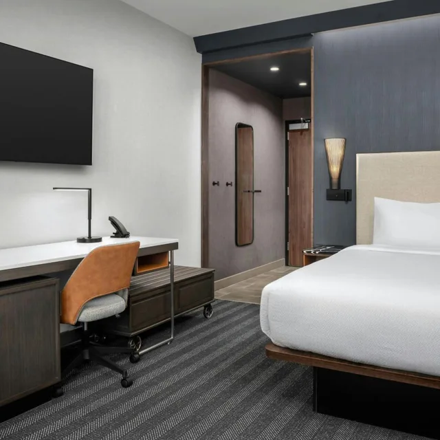 غرفة بسرير كينج مع أريكة، Courtyard by Marriott Bozeman 9/10