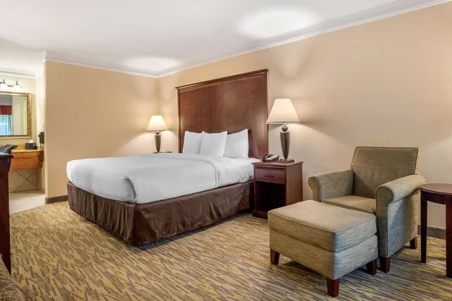 غرفة قياسية بسرير كينج، Clarion Inn Conference Center Gonzales, LA 1/4