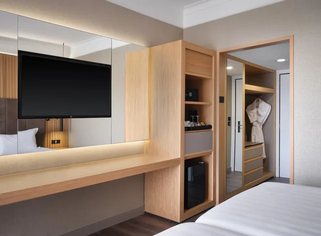 جناح بسرير كينج بغرفة نوم واحدة مع أريكة، Crowne Plaza St Peter S 2/2