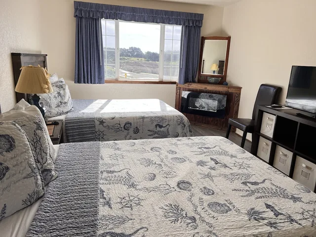 غرفة بسريرين مزدوجين بإطلالة جزئية على البحر، Gualala Country Inn 4/7
