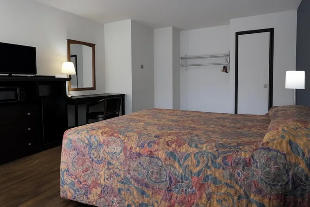 غرفة بسرير كوين، OYO Landmark Inn Oskaloosa Near Hwy 63 6/9
