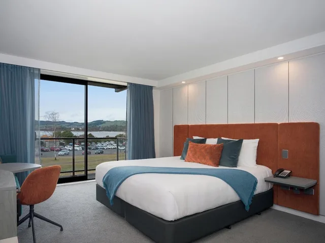 غرفة سوبيريور بسرير كينج بإطلالة على البحيرة بشرفة، Millennium Hotel Rotorua 1/4