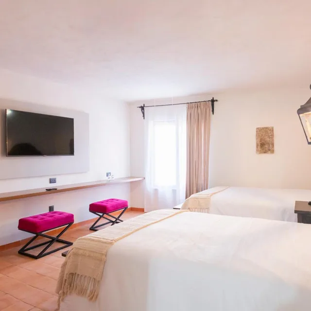 جناح جونيور، Hotel Socavon 3/8
