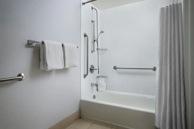 غرفة بسرير كينج مع أريكة، Courtyard by Marriott Stockton 7/8