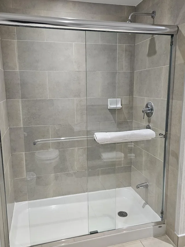 جناح بسرير كينج بإطلالة على المسبح بغرفة نوم واحدة، Radisson Hotel Montreal Airport 6/6