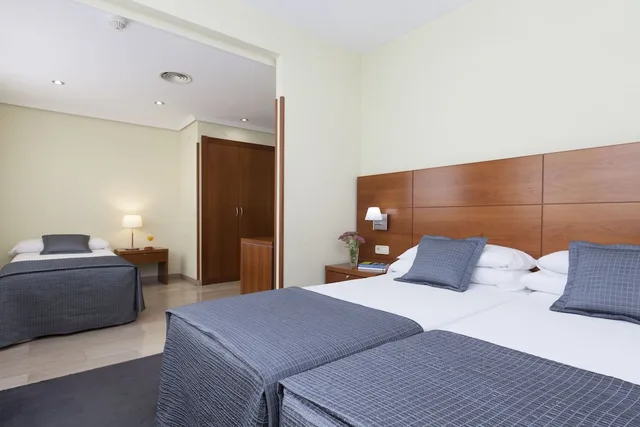 غرفة قياسية ثلاثية بثلاثة أسرّة، Hotel Porcel Torre Garden 5/7
