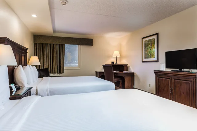 Standard, 2 Queen Beds, Valley View، Evergreen Lodge 3/7